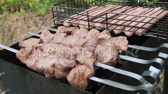 烤架上的烧烤用肉串上的肉块做成的什什利克视频的预览图
