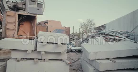 拯救地球三个孩子拿着标志站在巨大的垃圾场视频的预览图