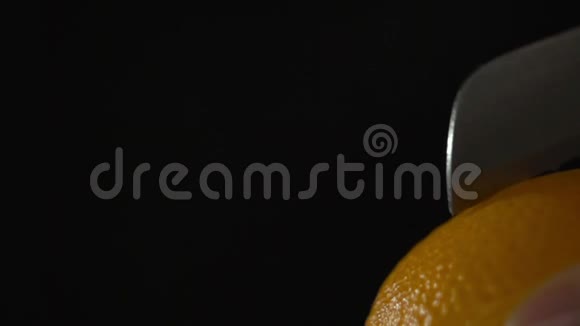 刀把橘子切成两半视频的预览图