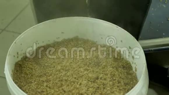 啤酒生产中煮沸的麦芽视频的预览图