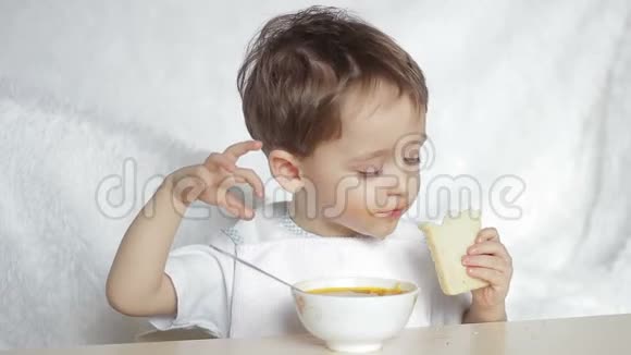 孩子自己吃汤匙喂养婴儿视频的预览图