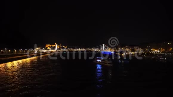 河滨城市夜晚有船视频的预览图
