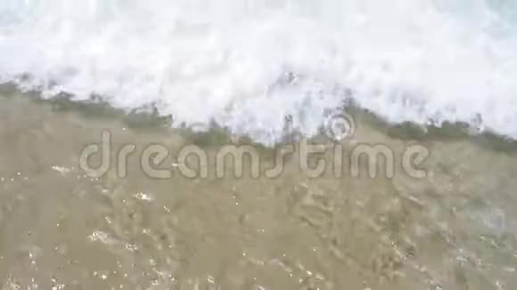 缓慢运动中平静的潮流在海滩上浪巴西弗洛里帕视频的预览图