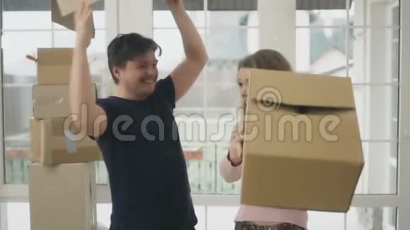 幸福的夫妻把头藏在盒子里视频的预览图