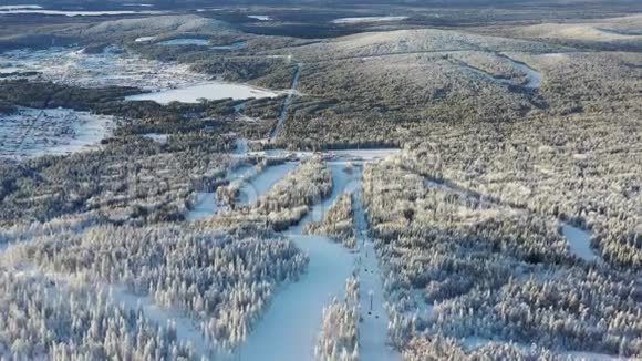 冬季森林环绕的缆车舱和滑雪场的鸟瞰图录像户外运动视频的预览图