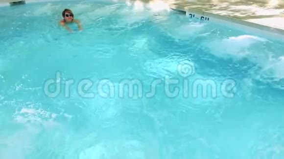 年轻女子在游泳池里晒黑视频的预览图