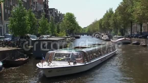在阿姆斯特丹的运河船上的潘视频的预览图
