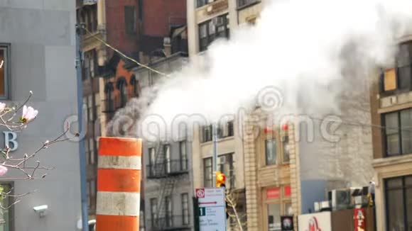 纽约市Manahattan街的蒸汽排放视频的预览图