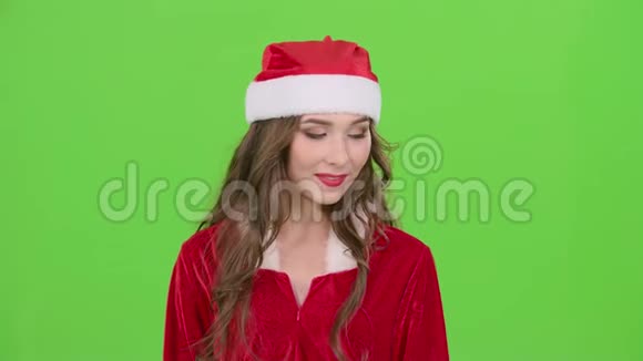 穿着雪少女红色西装的女孩送一个空气吻绿色屏幕快关门慢动作视频的预览图