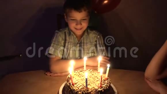 男孩和家人一起庆祝生日视频的预览图