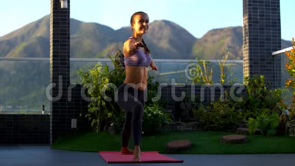 女人在美丽的露台上保持瑜伽姿势视频的预览图