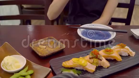 在日本餐厅亚洲女性午餐时喜欢吃日本寿司和绿茶视频的预览图