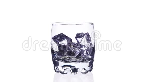 玻璃与威士忌和冰杯填充停止运动放大效果的白色视频的预览图