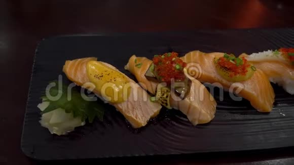 日式寿司的各种品种在日本餐馆的餐盘上分开视频的预览图