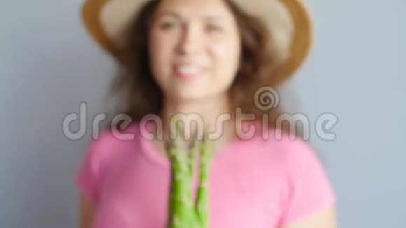 一个女人手里拿新鲜绿芦笋视频的预览图