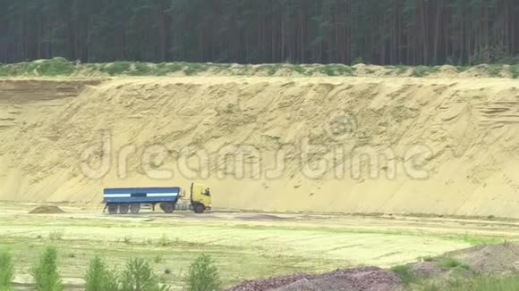 采矿用于地表采矿开采建筑黄沙破坏和退化一辆卡车带拖车视频的预览图