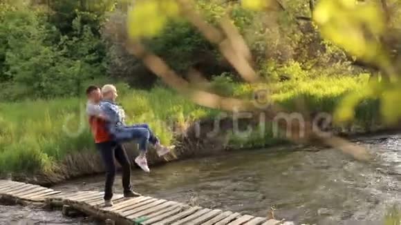 夫妻俩在临时搭建的木桥上玩得很开心视频的预览图