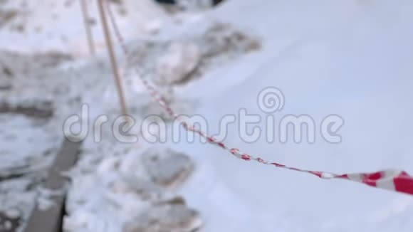 城市路边红白相间的警示带冬天和雪堆视频的预览图