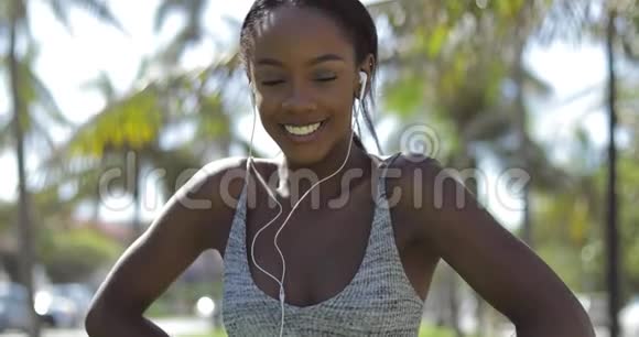 微笑着听音乐的漂亮黑人女人视频的预览图