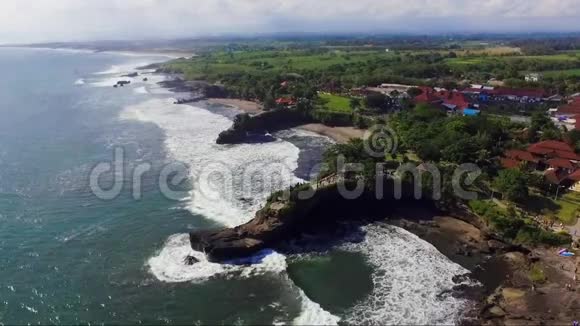 巴厘岛Tanahlot神庙附近海岸的空中镜头视频的预览图