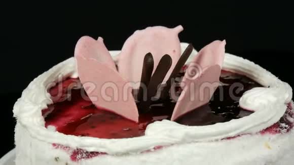 美丽时尚的甜鲜白蛋糕樱桃果酱装饰在顶部奶油和椰子薯片旋转视频的预览图