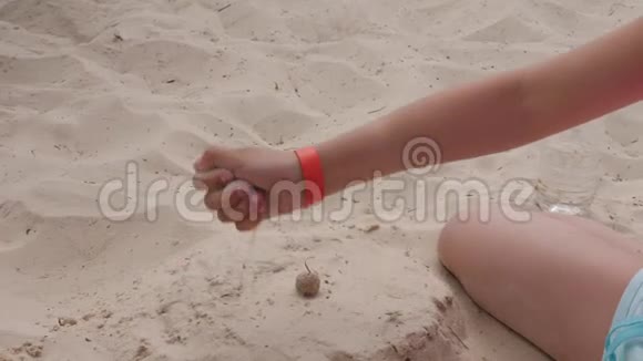 少女手在夏日沙滩上做沙糕亲密无间视频的预览图