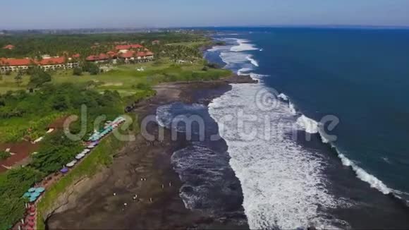 巴厘岛Tanahlot神庙附近海岸的空中镜头视频的预览图
