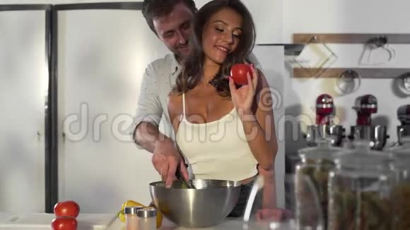 女人和男人一起在厨房做饭家人在家做饭在厨房做饭4KUHD视频的预览图