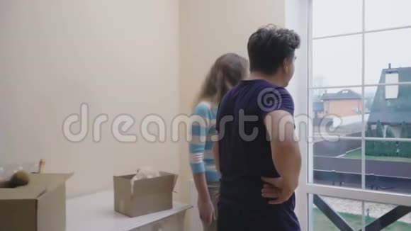 已婚夫妇走近房间的窗户视频的预览图