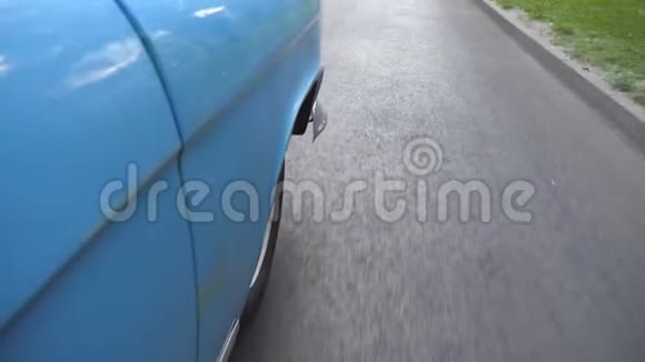 复古车右前轮胎看点旧汽车在柏油路上行驶的轮子蓝色复古汽车视频的预览图