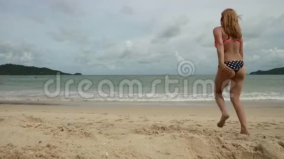 美丽的女孩享受暑假海滩假期来到海里穿比基尼的快乐女人的旅行假期视频的预览图