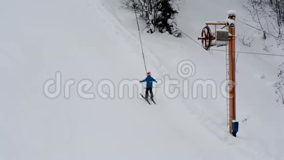 滑雪设备的齿轮和轴的工作将人们抬上山视频的预览图