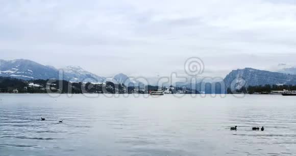 阴天时瑞士卢塞恩湖的景色视频的预览图