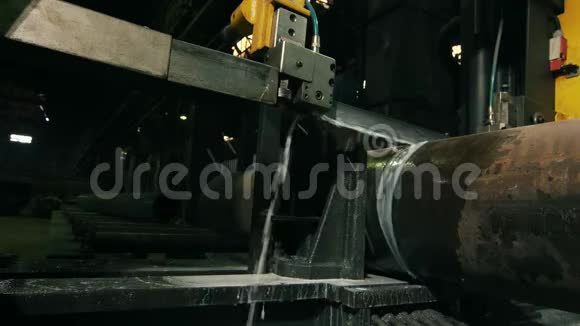 生产中金属的近距离喷水切割视频的预览图