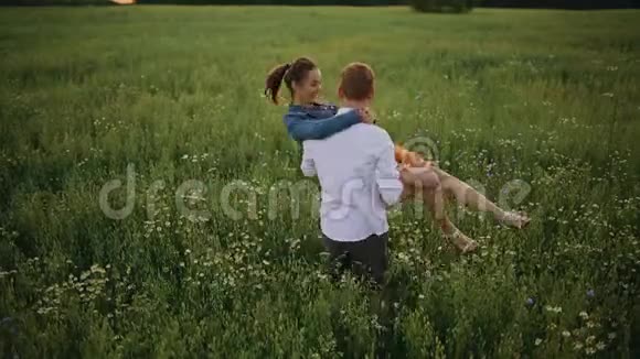 年轻性感情侣热吻夏日雨天幸福视频的预览图