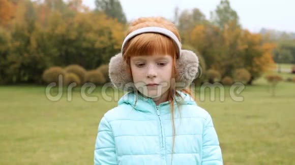 伤心的姜姑娘在耳罩里视频的预览图