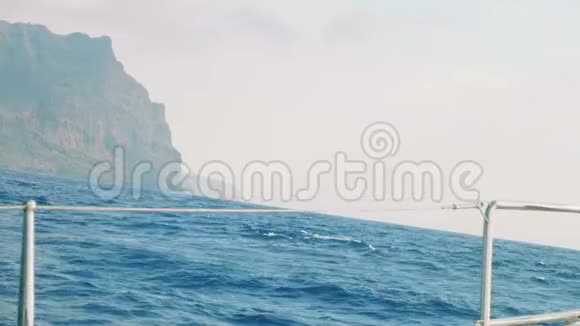 从海上浮式游艇船上的烟雾中看到大加那利的悬崖视频的预览图
