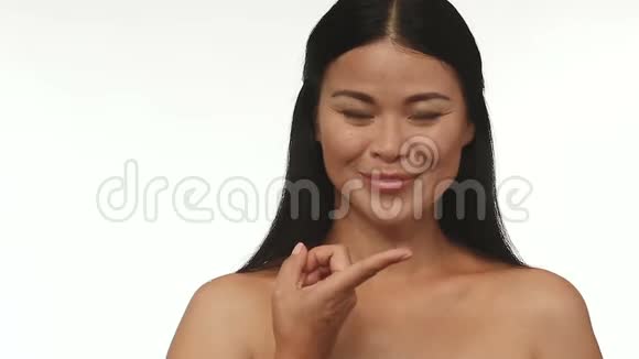 深色女人指尖上的隐形眼镜视频的预览图
