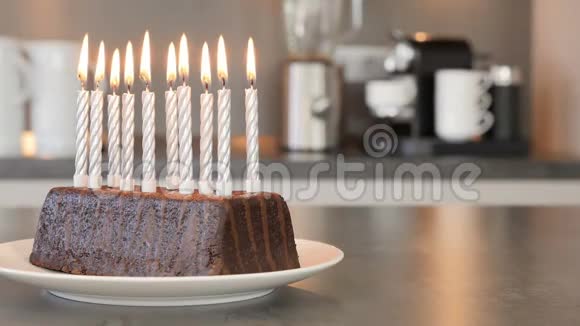 在一个现代化的厨房里十根生日蛋糕上的蜡烛燃烧着视频的预览图
