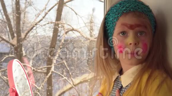 小女孩在脸上化妆狂欢视频的预览图