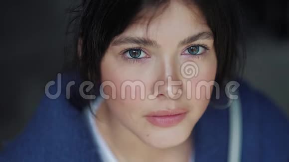 一个蓝棕色眼睛的年轻女孩的特写肖像视频的预览图