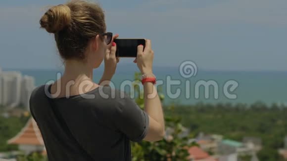 暑假期间游客用电话拍照无法辨认的年轻女性在亚洲享受视频的预览图