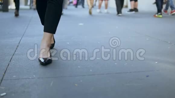 年轻女性穿过市中心的近景女商人穿着黑色高跟鞋慢动作视频的预览图