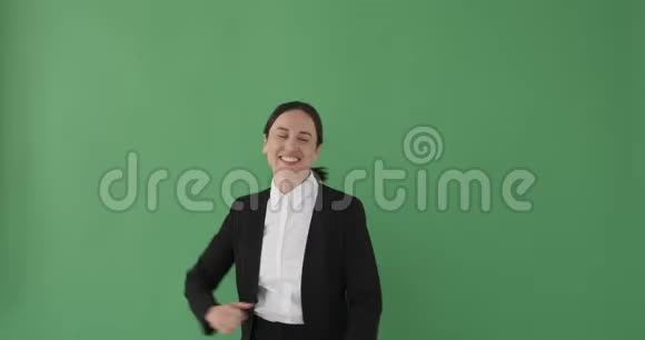 女商人在绿色背景下跳舞视频的预览图