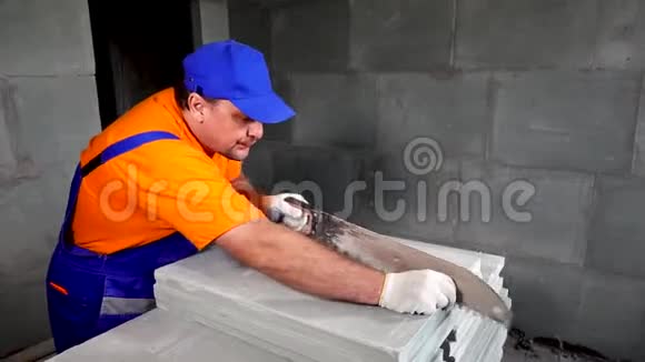 工人修理公寓切盘子视频的预览图