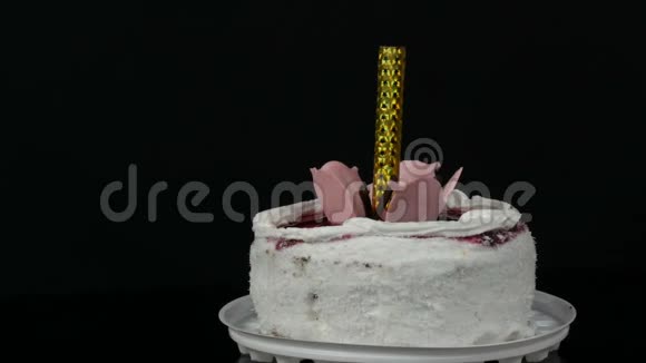 蜡烛放在漂亮的时尚的甜的新鲜的白色蛋糕上上面有樱桃果酱上面有奶油和椰子视频的预览图