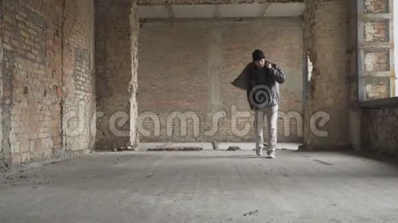 生病的流浪汉在废弃的建筑里寻找食物和衣服视频的预览图