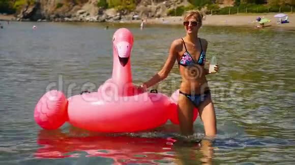 美丽的年轻女子在土耳其的Faselis海滩上有红色的充气天鹅和新鲜的椰子视频的预览图