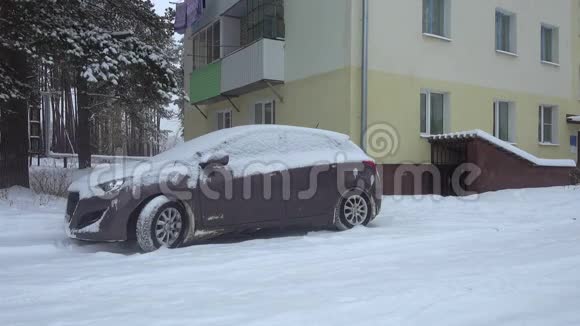 大雪满城雪覆盖着汽车的房子视频的预览图