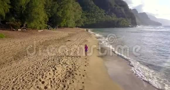 夏威夷考艾岛上女孩的鸟瞰图视频的预览图